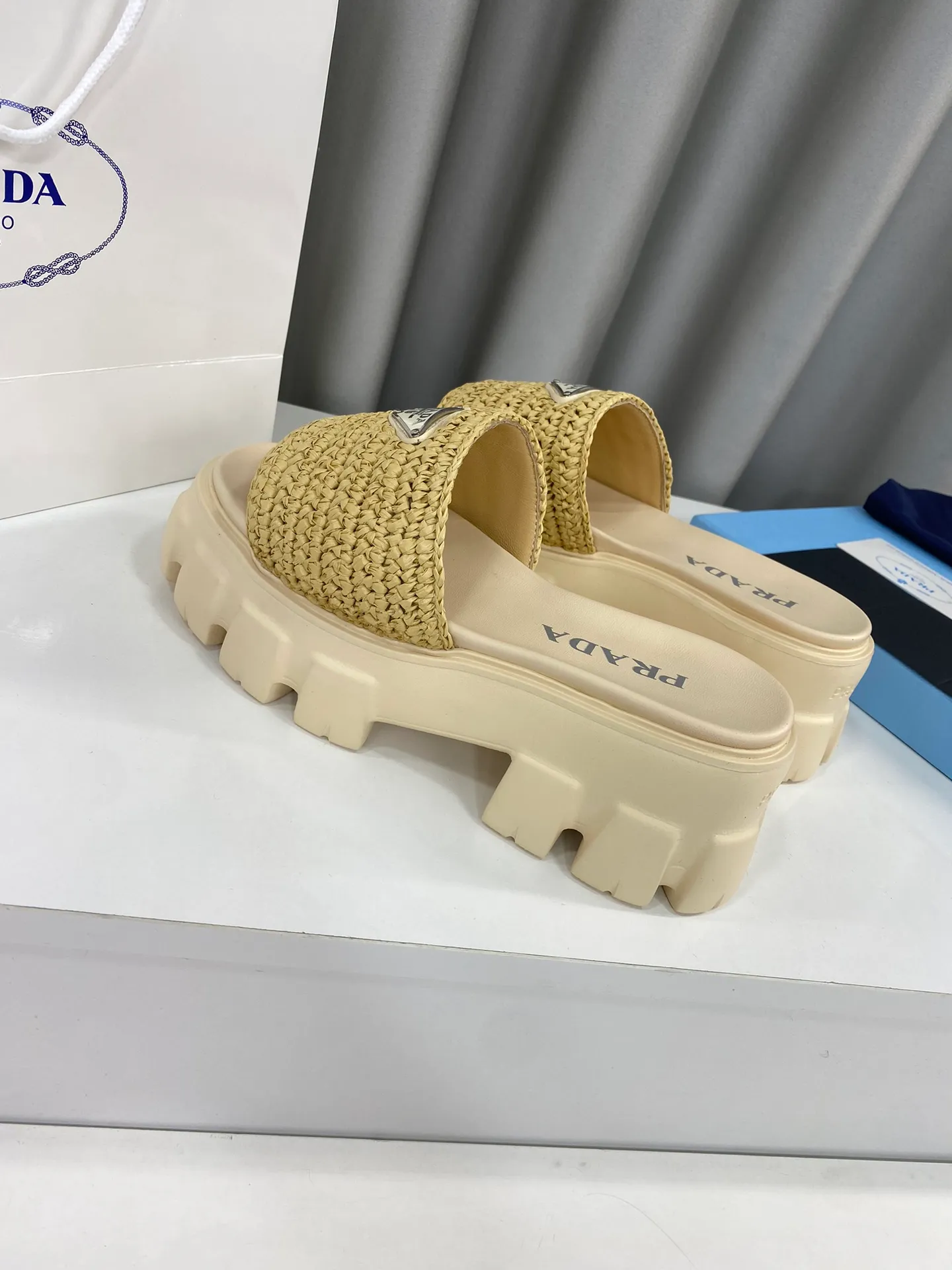 💕💕Factory direct selling price p460💕💕 Prada's latest tooth-woven thick-soled triangle buckle slippers☑️ Latest environmentally friendly PP material, fully handmade crochet, just like knitting sweaters, slow work and meticulous work, retro fashionable thick-soled shoes, with rubber uppers, making the whole pair of shoes light and comfortable. Bright colors, a variety of choices to meet the needs of fashionable people with different styles! The iconic metal triangle logo is paired with the shape of ancient beach slippers. Every design element is fashionable! Size: Women's 35-39 (34, 40, custom-made, non-returnable) Full set of counter original packaging